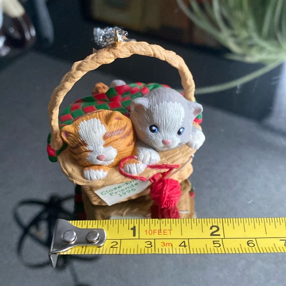 1996 Hallmark Cat/Kitten knitting Christmas Ornament 🐈 - Picture 3 of 5